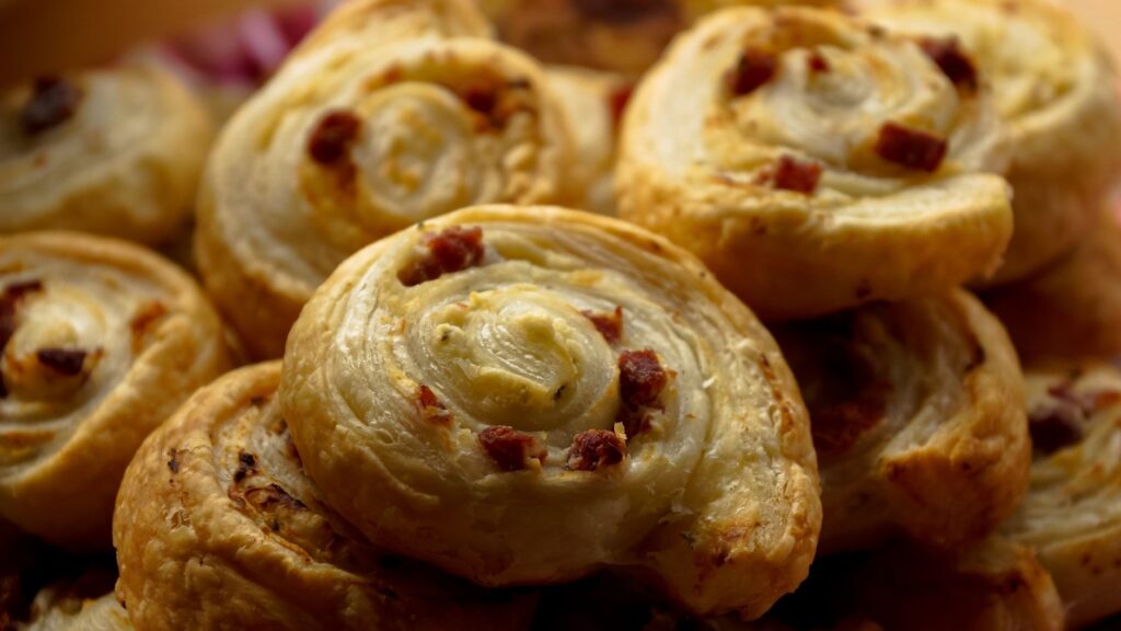 Savourez le goût des roulés de pâte feuilletée maison avec du bacon et du fromage.