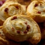 Savourez le goût des roulés de pâte feuilletée maison avec du bacon et du fromage.
