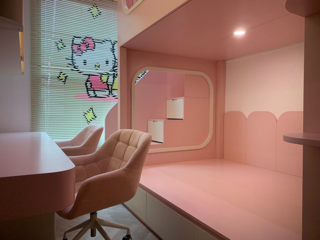 Intérieur mignon sur le thème du rose avec des chaises et motif Hello Kitty.