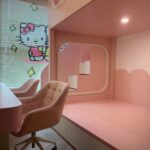 Intérieur mignon sur le thème du rose avec des chaises et motif Hello Kitty.