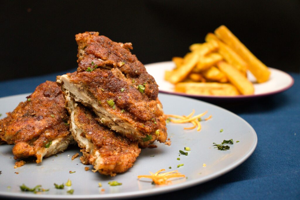 Savourez le poulet croustillant accompagné de frites assaisonnées, parfait pour le déjeuner ou le dîner.