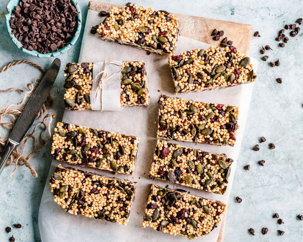 Vue de dessus de barres de granola faites maison avec des graines et des pépites de chocolat.