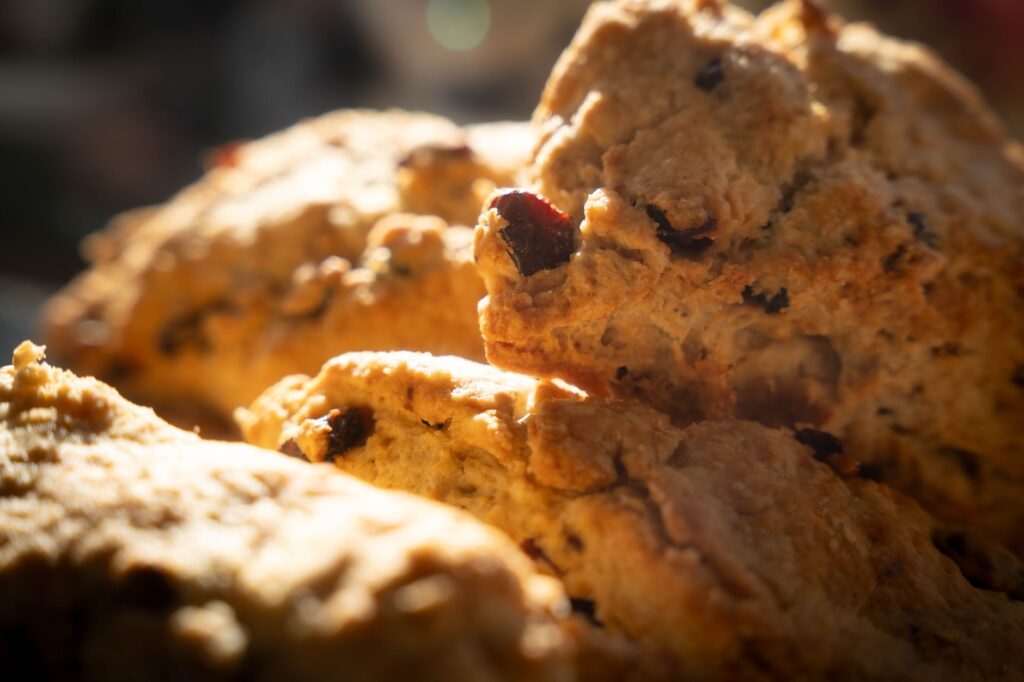 Gros plan chaleureux et invitant de scones fraîchement cuits avec des fruits secs, parfaits pour une ambiance chaleureuse.