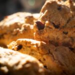 Gros plan chaleureux et invitant de scones fraîchement cuits avec des fruits secs, parfaits pour une ambiance chaleureuse.