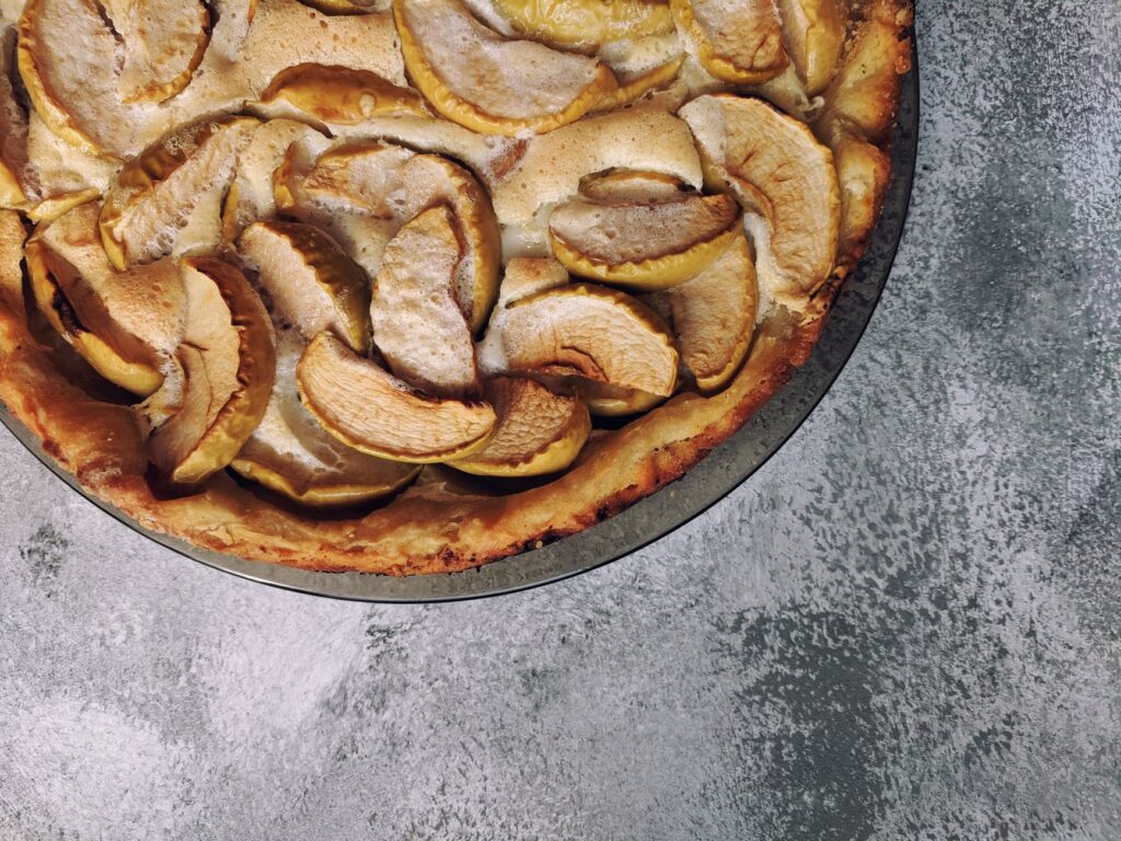 Tarte aux pommes fraîchement préparée avec un charme rustique vue d'en haut, parfaite pour les amoureux des desserts.