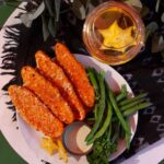 Délicieux plat végétarien avec garniture de carambole, haricots verts et sauce.