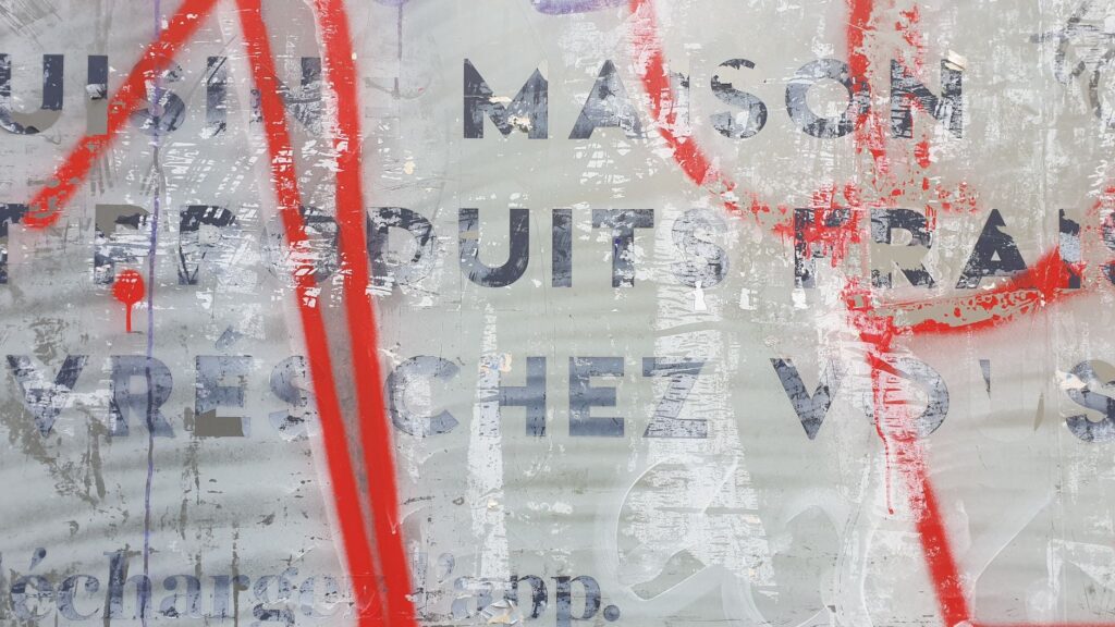Graffiti sur un mur texturé avec texte délavé. Parfait pour les projets d'art urbain et de rue.