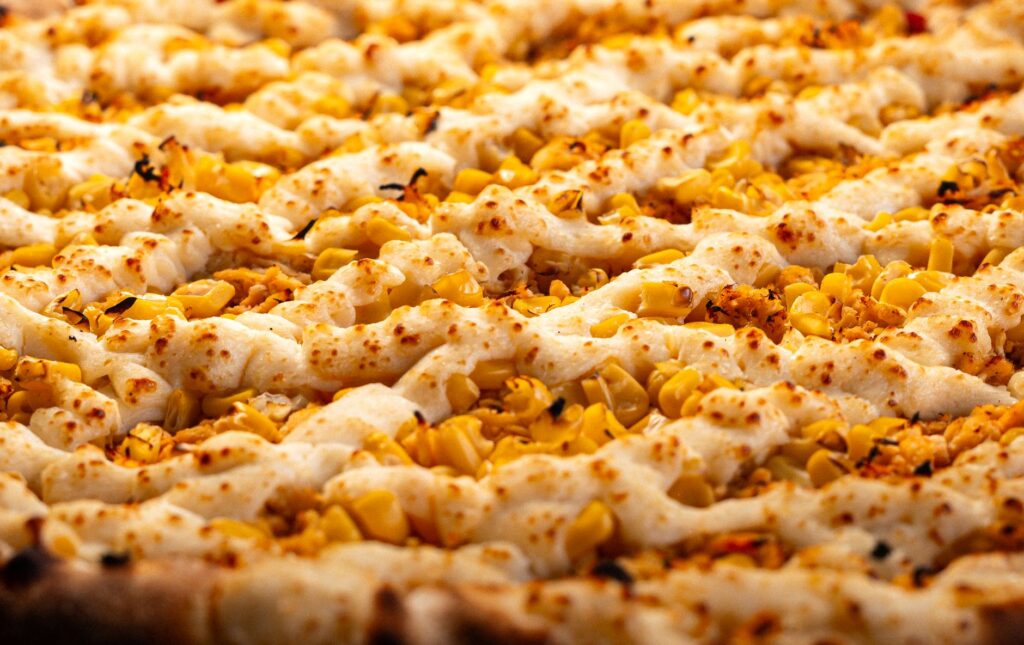 Délicieusement cuit au four avec du maïs et du fromage fondu, la croûte est dorée. Parfait pour les gourmands.