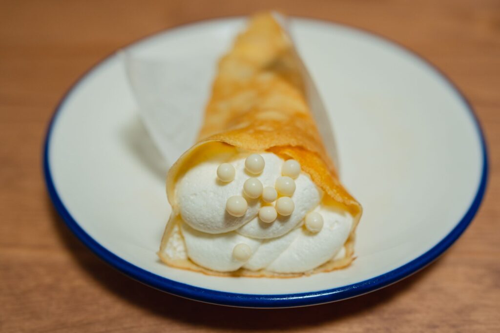 Laissez-vous tenter par une crêpe japonaise crémeuse garnie de perles de chocolat blanc.