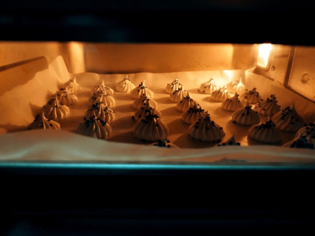 Délicieux biscuits meringués cuits au four chaud avec des pépites de chocolat.