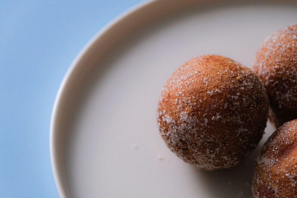Vue rapprochée de délicieuses pâtisseries enrobées de sucre, parfaites pour les amateurs de desserts.