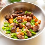 Délicieux sauté de bœuf, de poivrons et de carottes dans une poêle pour un repas dynamique.