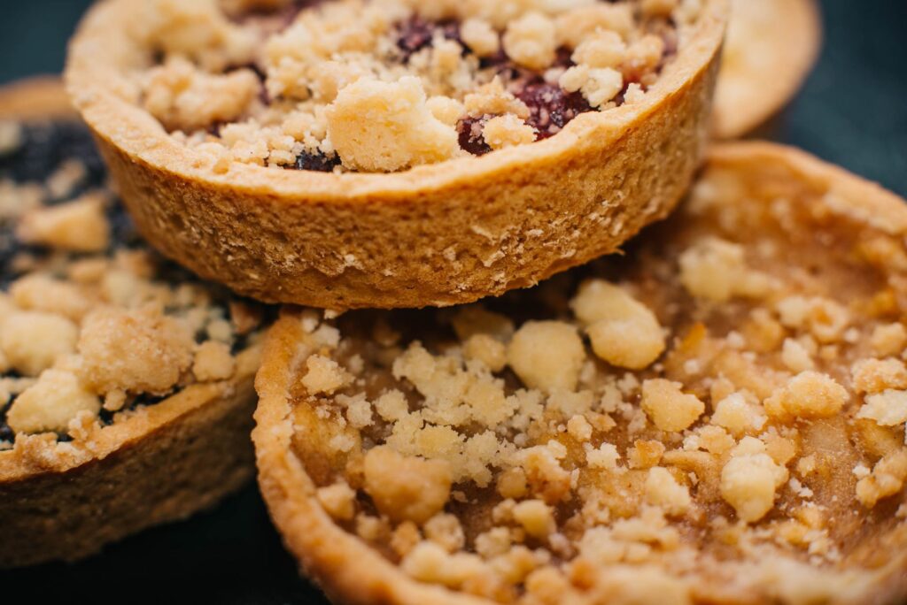 Gros plan sur de délicieuses tartes à la croûte croustillante et aux garnitures de fruits variées.