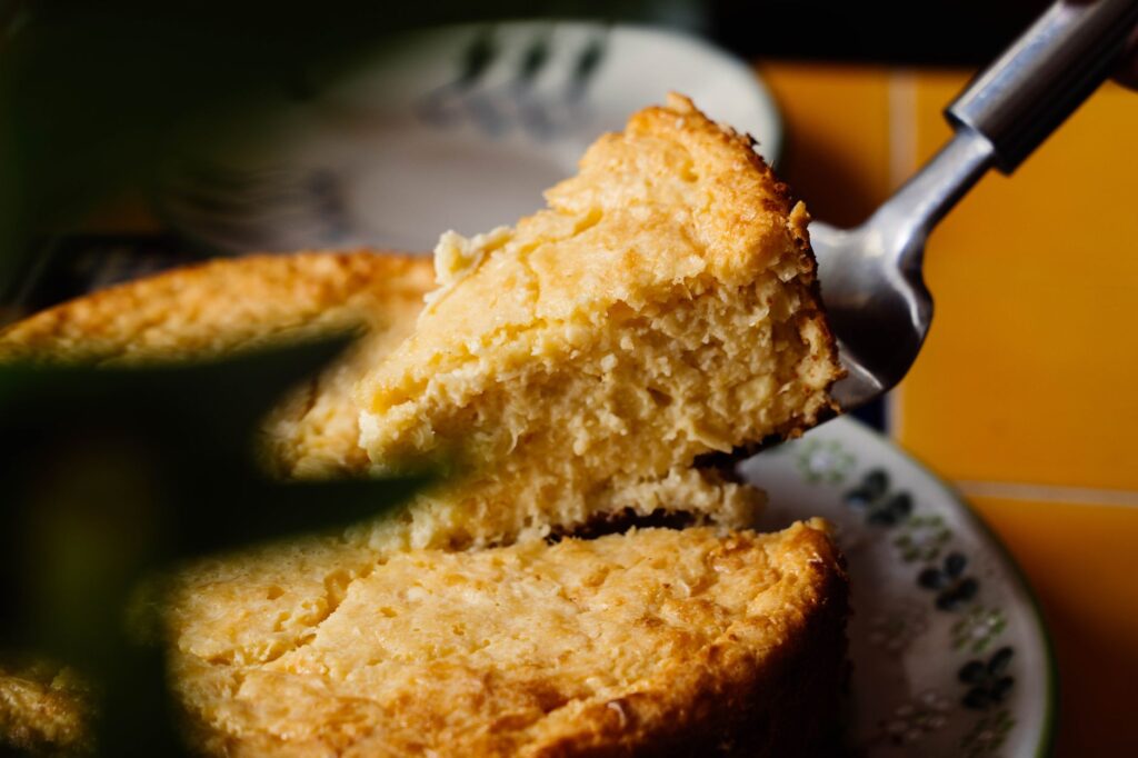 Gros plan sur un délicieux gâteau à l'ananas fait maison, servi en dessert, parfait pour les réceptions et les moments de convivialité.