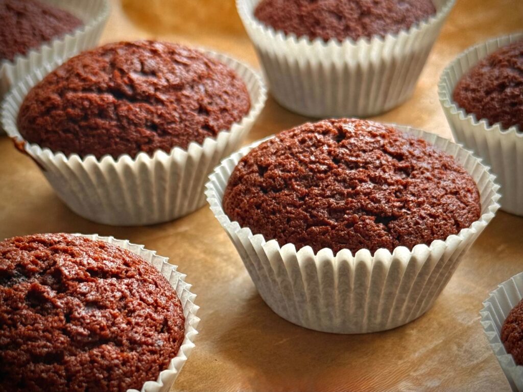 Laissez-vous tenter par des muffins au chocolat fraîchement sortis du four, parfaits pour le dessert ou une petite douceur à la maison.
