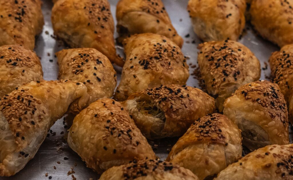 Pâtisseries turques fraîchement cuites saupoudrées de graines de sésame, capturées à İzmir.