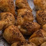 Pâtisseries turques fraîchement cuites saupoudrées de graines de sésame, capturées à İzmir.