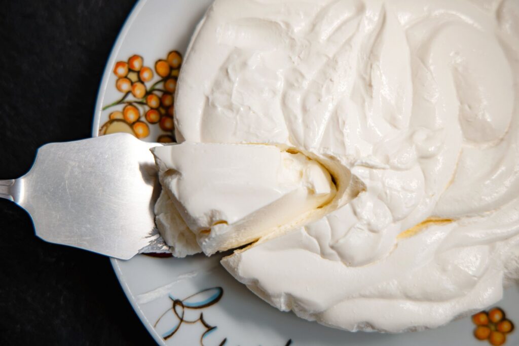 Laissez-vous tenter par cette élégante pavlova à la texture riche et crémeuse, parfaite pour les amateurs de desserts.