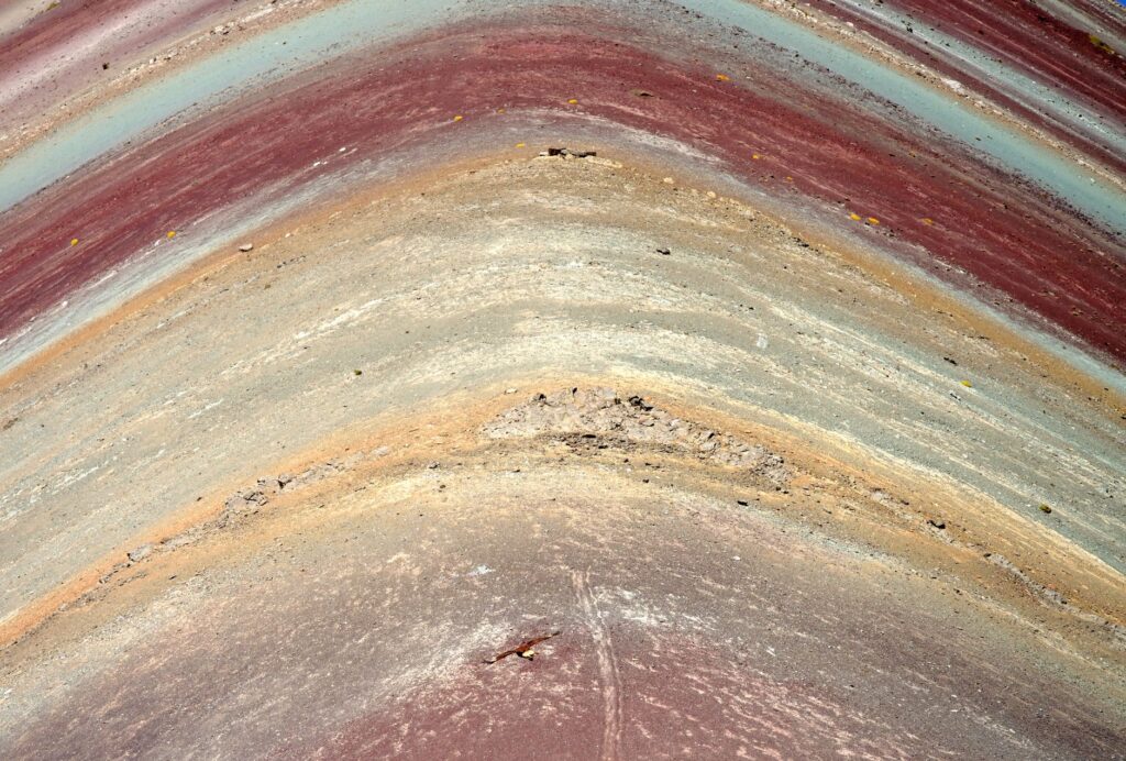 Gros plan sur les couches vives et colorées de la Montagne Arc-en-ciel, témoignant des merveilles géologiques du Pérou.