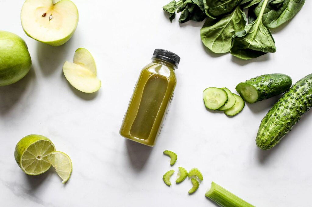 Découvrez un jus vert frais entouré d'épinards, de concombre, de pomme et de citron vert.