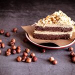 Savourez cette délicieuse part de gâteau au chocolat et aux noisettes, parfaite pour les amateurs de desserts.