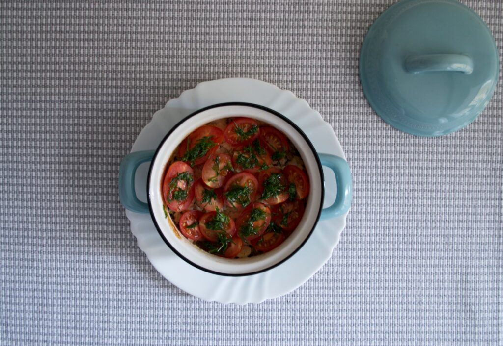 Délicieuse soupe de tomates épicée avec des herbes dans une poterie, parfaite pour des repas sains.