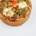 Gros plan appétissant d'une quiche au fromage et aux légumes, parfaite pour le brunch ou le dîner.