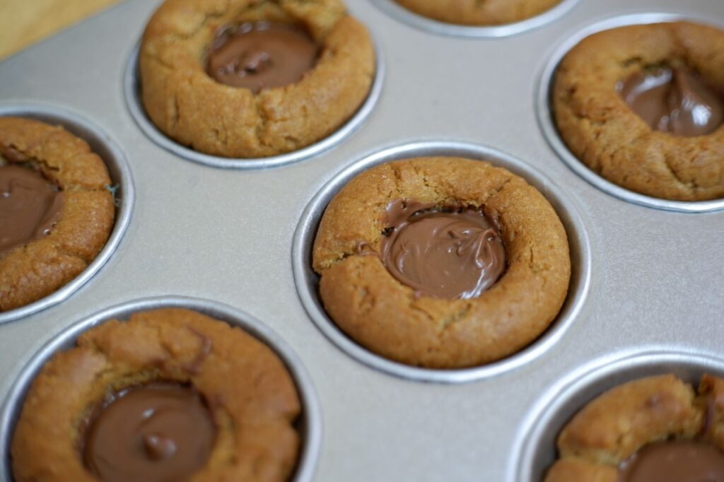 Délicieux muffins faits maison remplis de chocolat riche, fraîchement cuits dans un moule à muffins.
