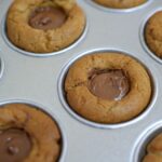 Délicieux muffins faits maison remplis de chocolat riche, fraîchement cuits dans un moule à muffins.