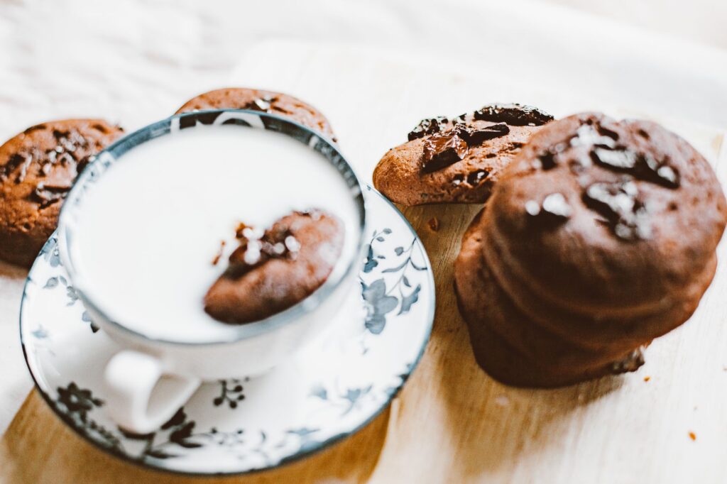 Délicieux biscuits faits maison aux pépites de chocolat avec du lait, parfaits pour le dessert ou en-cas.