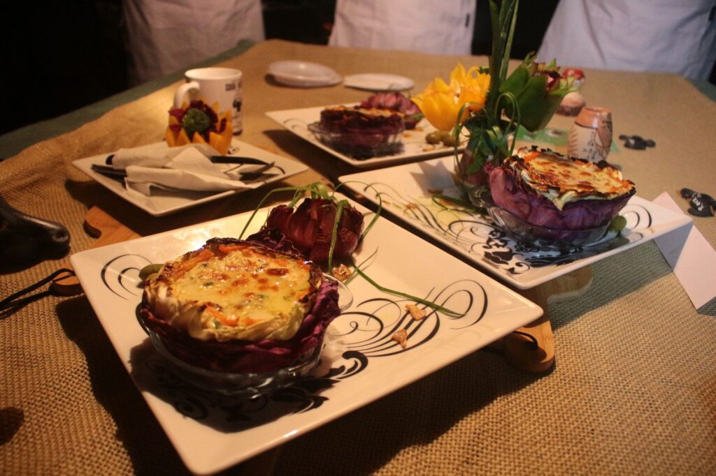 De magnifiques plats gastronomiques présentés dans un cadre de dîner au restaurant.