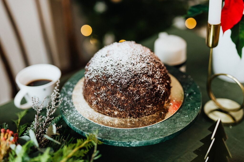 Gâteau au chocolat riche avec du sucre glace sur une table de fête, parfait pour les célébrations festives.