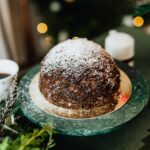 Gâteau au chocolat riche avec du sucre glace sur une table de fête, parfait pour les célébrations festives.