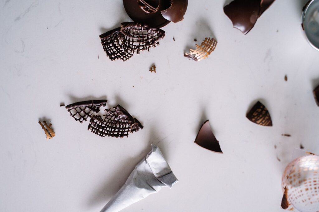 Arrangement créatif de morceaux de chocolat cassés sur une surface en marbre. Parfait pour les amateurs de nourriture.