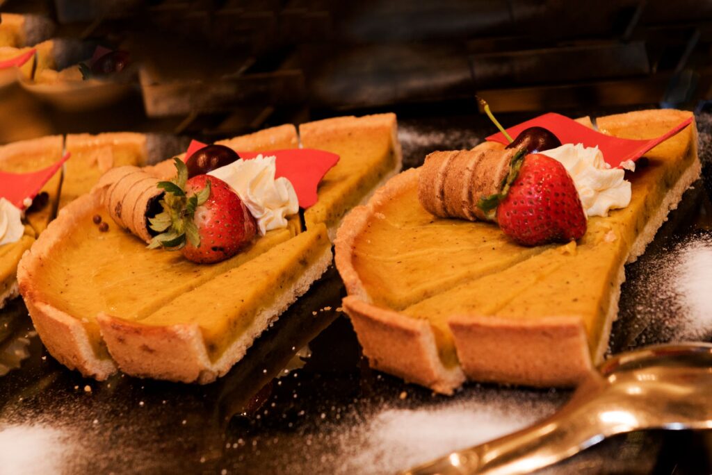 Savourez de belles parts de tarte ornées de fraises et de crème, parfaites pour les amateurs de desserts.