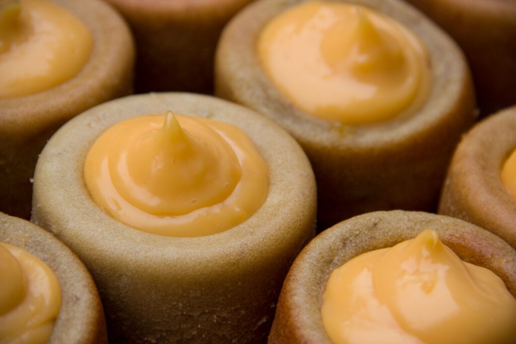 Délicieuses tartelettes garnies de crème, parfaites pour les amateurs de desserts.