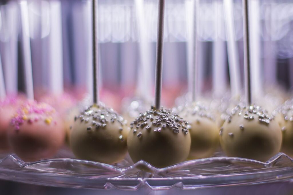 Délicieuses boulettes de gâteau avec des vermicelles en exposition, parfaites pour les thèmes de dessert.