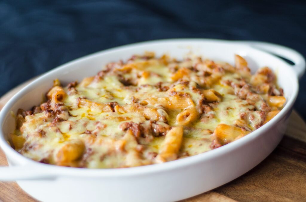 Gros plan de macaroni au fromage fait maison dans un plat blanc. Parfait plat réconfort pour le déjeuner ou le dîner.