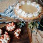 Un affichage tentant de tartes aux fraises maison et d'une tarte à la crème, parfait pour les amateurs de desserts.