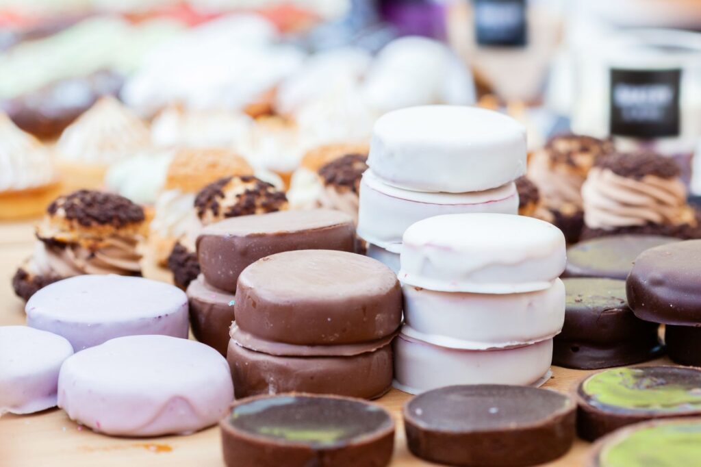 Un assortiment délicieux de biscuits glacés colorés et de pâtisseries, parfait pour les amateurs de douceurs.