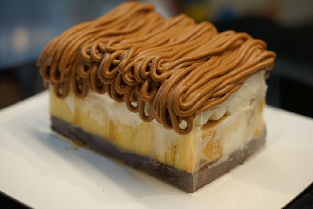 Savourez les couches crémeuses de caramel et de banane dans cette image de dessert irrésistible.
