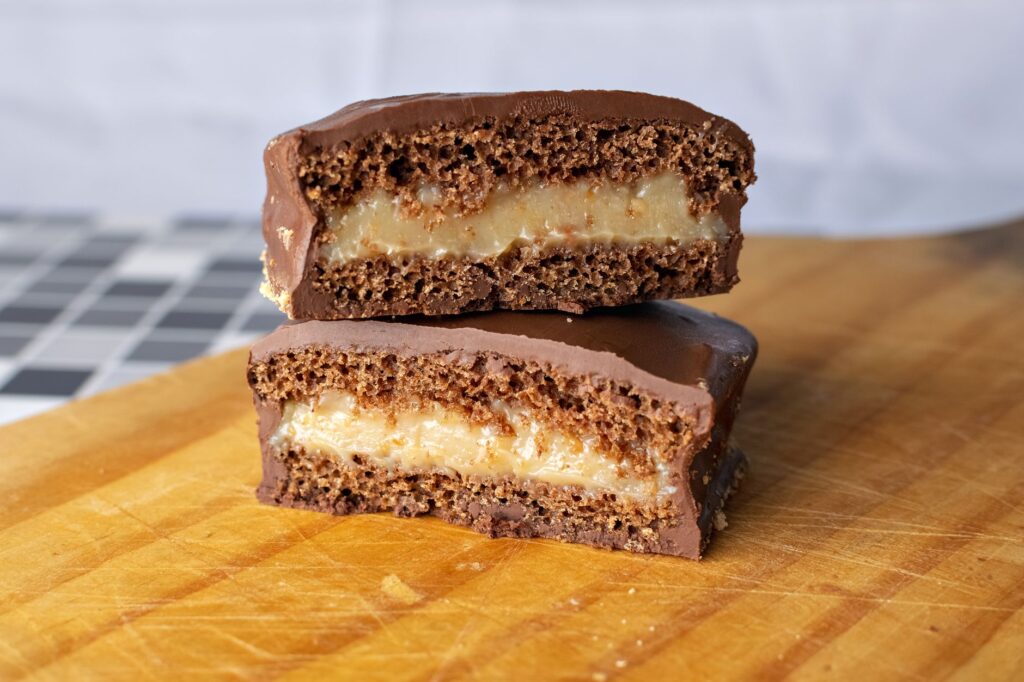 Gros plan sur des tranches de chocolat caramel fraîchement cuites sur une planche en bois.