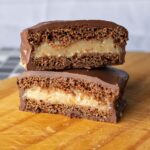 Gros plan sur des tranches de chocolat caramel fraîchement cuites sur une planche en bois.