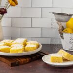Des barres au citron fraîchement cuites saupoudrées de sucre glace, parfaites pour les desserts.