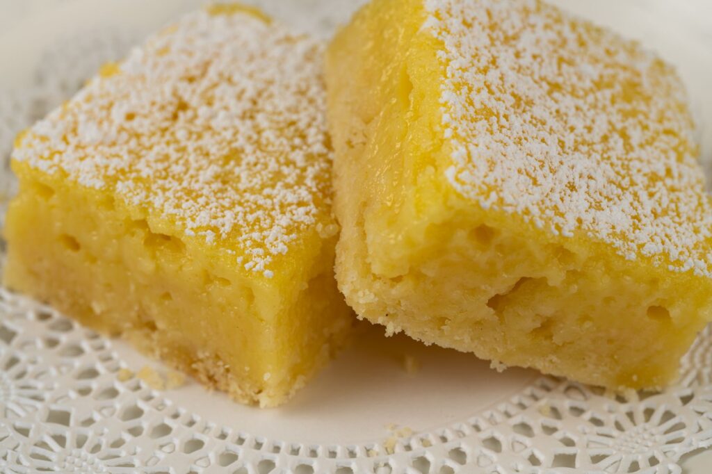 Délicieuses carrés au citron saupoudrés de sucre glace, parfaits pour le dessert.