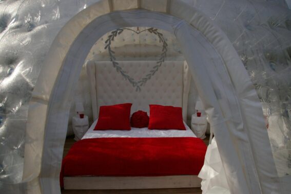 Nuit en bulle en Bretagne : la chambre romantique d'une bulle du Domaine Arvor