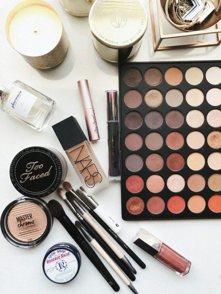Routine beauté et fraîcheur : astuces pour un teint lumineux et un bien-être durable close-up photography of assorted cosmetics