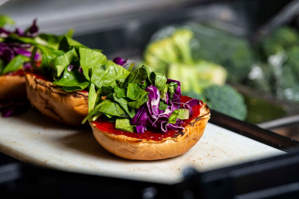 Gros plan d'un sandwich de légumes frais avec de la laitue et du chou sur un petit pain.