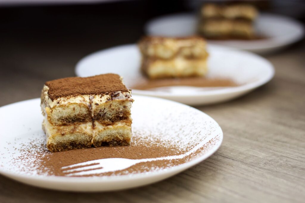 Délicieux dessert tiramisu servi dans des assiettes, parfait pour les passionnés de photographie culinaire.