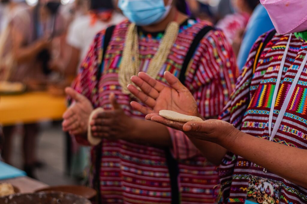 Artisan fabriquant des tortillas à la main lors d'un marché de festival culturel vibrant.